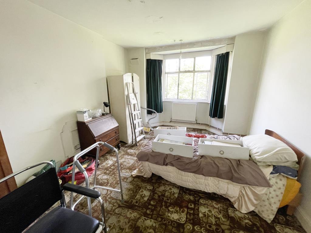 Lot: 70 - FLAT IN NEED OF MODERNISATION AND IMPROVEMENT - Bedroom